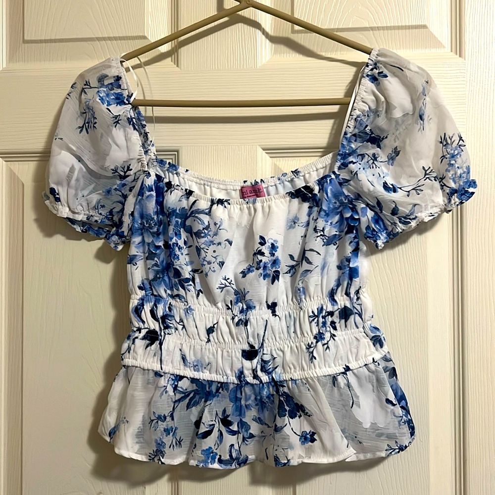 Barely worn top from Francesca. Size S
